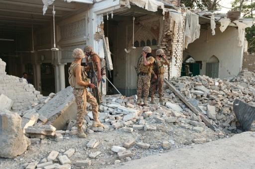 Des militaires près des décombres du quartier général de la police de Kohat, au Pakistan le 18 septembre 2026 — Basit SHAH / AFP