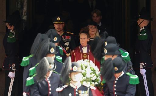 Le roi Haakon VIII (à l'arrière, à gauche) et la reine Mette-Marit suivent le cercueil du défunt roi Harald V de Norvège après la cérémonie funéraire, alors qu'il est conduit de la cathédrale d'Oslo au château d’Akershus, le 9 septembre 2026 — Odd ANDERSEN / AFP