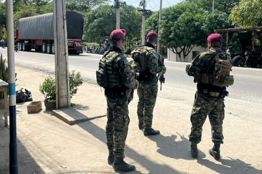 Soldados del ejército colombiano montan guardia en una carretera tras una operación militar contra el grupo armado relacionado con el narcotráfico Autodefensas Conquistadoras de la Sierra Nevada (ACSN) en Santa Marta, Colombia, el 22 de septiembre de 2026 — Idinael FERNANDEZ / AFP