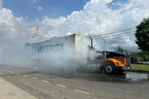 Se ve un camión calcinado en una carretera tras una operación militar del Ejército colombiano contra las Autodefensas Conquistadoras de la Sierra Nevada (ACSN) en Santa Marta, Colombia, el 22 de septiembre de 2026 — Idinael FERNANDEZ / AFP