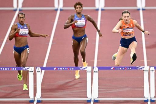 Femke Broeders-Bol (R) en route to winning gold in the women's 400m hurdles at last year's Tokyo world championships — Philip FONG / AFP