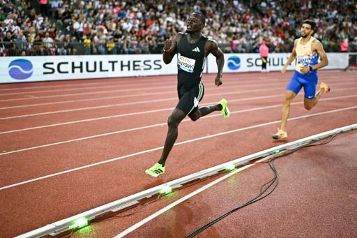 Kenya's Emmanuel Wanyonyi (L) and Algeria's Djamel Sedjati — Fabrice COFFRINI / AFP