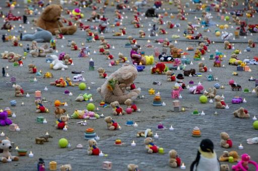 Des ours en peluche et des jouets, représentant des enfants enlevés pendant la guerre en Ukraine, le 23 février 2023 à Bruxelles — NICOLAS MAETERLINCK / AFP