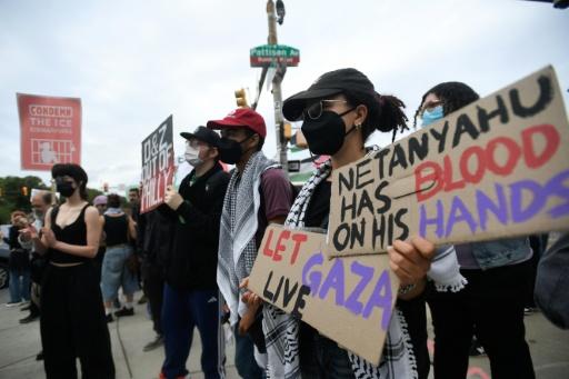 Manifestantes pró-Palestina se reúnem perto do Lincoln Financial Field antes do primeiro show de Ed Sheeran desde que a controvérsia sobre o conflito em Gaza envolveu sua turnê — Matthew Hatcher / AFP