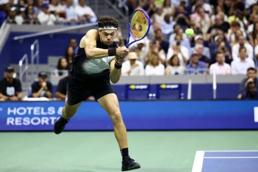 L'Américain Ben Shelton, N.9 mondial, contre son compatriote Frances Tiafoe en demi-finale de l'US Open le 11 septembre 2026 à Flushing Meadows — CHARLY TRIBALLEAU / AFP