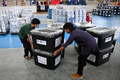 عمال ينقلون صناديق اقتراع بجوار أكوام من المواد الانتخابية داخل ملعب في ماراوي بمقاطعة لاناو ديل سور في جزيرة مينداناو جنوب الفيليبين، في 8 أيلول/سبتمبر 2026. — تيد ألجيبي