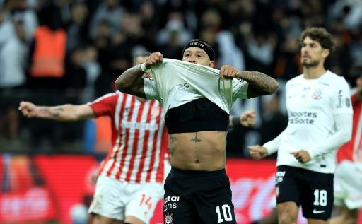 Depay, villano: Estudiantes pasa a semifinales de la Libertadores al vencer a Corinthians