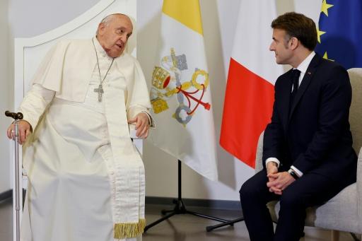 Macron, le président qui "aime les papes", attend Léon XIV malgré quelques frustrations