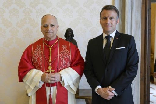Photographie fournie le 10 avril 2026 par le service de presse du Vatican du pape Léon XIV et du président de la République Emmanuel Macron — Handout / AFP