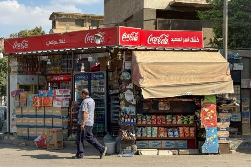 رجل يمر بجوار كشك تقليدي على رصيف أحد شوارع القاهرة، في 18 أيلول/سبتمبر 2026. — أحمد حسن