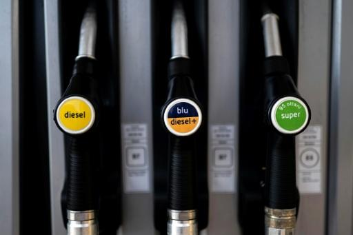 Most markets drop as oil extends gains ahead of expected US rate hike