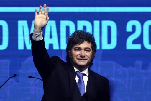 El presidente argentino, Javier Milei, saluda al público tras hablar en una reunión latinoamericana del Foro Madrid, alianza internacional de partidos y grupos de derecha y ultraderecha, el 3 de septiembre de 2026 en Santiago de Chile — Javier Torres / AFP