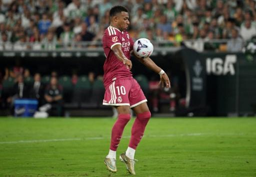 El delantero del Real Madrid Kylian Mbappé controla un balón en el partido de LaLiga contra el Betis en La Cartuja el 4 de septiembre de 2026 — Jorge Guerrero / AFP