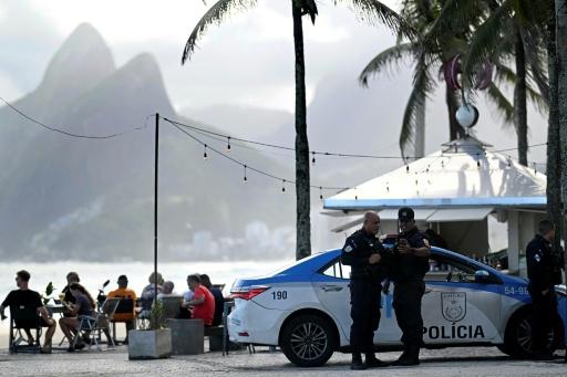 Agentes da Polícia Militar patrulham a praia do Arpoador, na zona sul do Rio de Janeiro, em 2 de setembro de 2026 — MAURO PIMENTEL / AFP