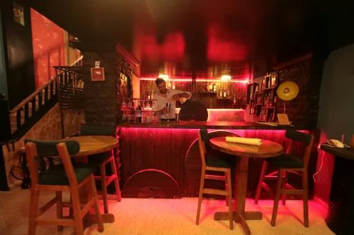 Un barman prépare des cocktails alcoolisées dans un bar de Qamichli, dans le nord-est de la Syrie, le 18 août 2026 — Delil SOULEIMAN / AFP