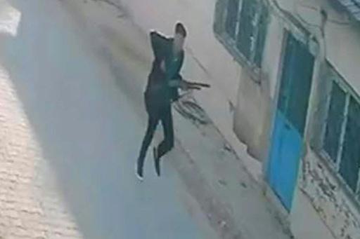 Photo publiée par l'agence turque DHA d'un extrait de vidéosurveillance montrant le tireur présumé ayant fait plusieurs blessés dans un lycée professionnel de Manisa, dans l'ouest de la Turquie, le 22 septembre 2026 — Handout / AFP