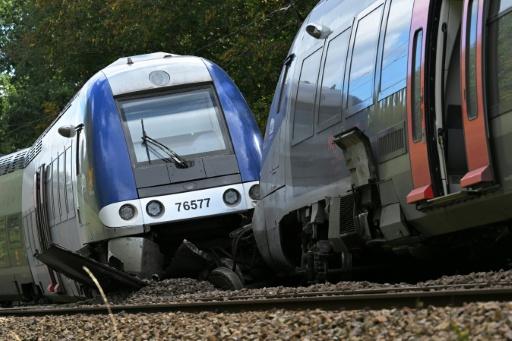Photo du TER qui a déraillé faisant 44 blessés à Cléon, en Seine-Maritime, le 12 septembre 2026 — Guillaume SALIGOT / AFP