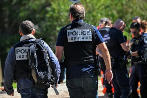 Des enquêteurs de la police judiciaire arrivent à l'endroit où un TER a déraillé faisant 44 blessés à Cléon, en Seine-Maritime, le 12 septembre 2026 — Guillaume SALIGOT / AFP
