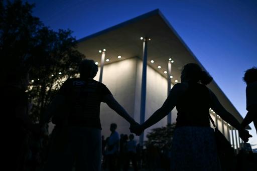 Una cadena humana rodea el Kennedy Center ante la amenaza de demolición lanzada por Trump