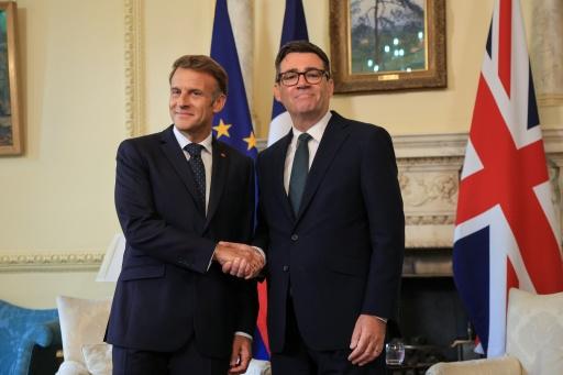 Burnham and Macron shook hands at the top of the meeting — Ludovic MARIN / AFP