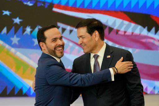 Le président colombien Abelardo de la Espriella (g.) et le secrétaire d'Etat américain Marco Rubio s'étreignent lors d'une cérémonie de signature d'accords bilatéraux à Barranquilla, en Colombie, le 8 septembre 2026 — Fernando Vergara / AFP