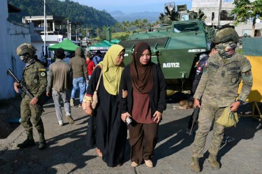 Des soldats surveillent les abords d'un bureau de vote à Marawi, le 14 septembre 2026, aux Philippines — Ted ALJIBE / AFP