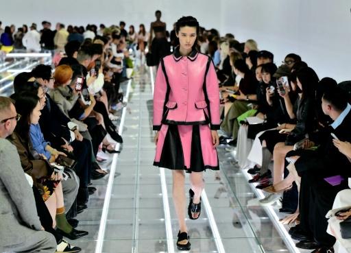 Mode à Milan: Prada fête la journée de la jupe