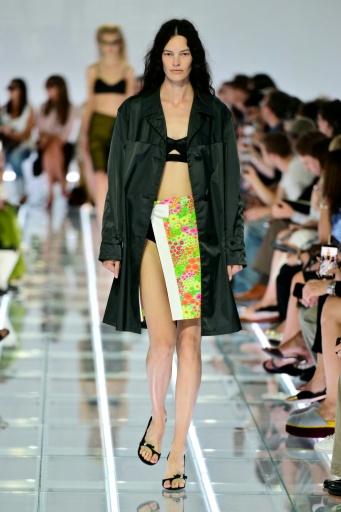 Un modèle du défilé Prada à la Fashion Week de Milan, le 22 septembre 2026 — Stefano RELLANDINI / AFP