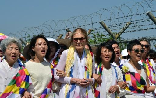 Gloria Steinem (C) with South Korean peace activists in 2015 after crossing the demilitarized zone separating the two Koreas — Jung Yeon-je / AFP