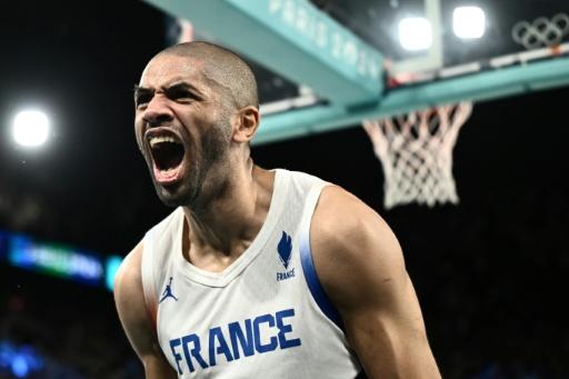 Nicolas Batum célèbre la qualification de l'équipe de France en finale des Jeux olympiques après sa victoire contre l'Allemagne, le 8 août 2024 à Paris — Aris MESSINIS / AFP
