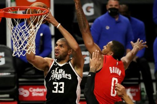 Nicolas Batum smashe devant Sterling Brown lors d'un match de NBA entre les Los Angeles Clippers et les Houston Rockets, le 9 avril 2021 à Los Angeles — Katelyn Mulcahy