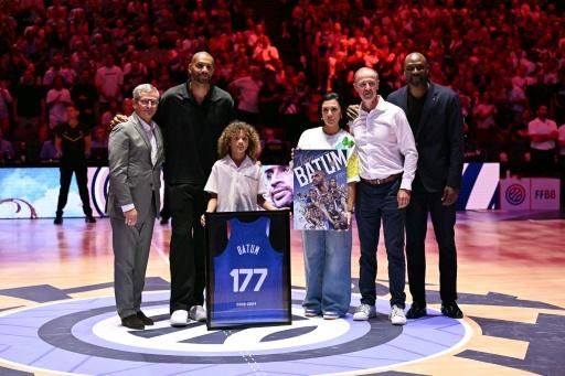 Nicolas Batum (2e en partant de la gauche) pose avec sa famille et l'ancien sélectionneur des Bleus Vincent Collet (2e à droite) après l'annonce de sa retraite internationale, le 16 août 2025 à Paris — Martin LELIEVRE / AFP