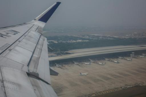 Una imagen tomada desde un avión muestra la bruma de contaminación que cubreo el aeropuerto indonesio de Soekarno-Hatta, el 1 de septiembre de 2026 en Yakarta — Bay Ismoyo / AFP