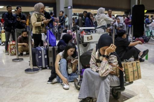 Unos pasajeros varados por la erupción del volcán Anak Krakatoa hacen fila para reclamar el 6 de septiembre de 2026 en el aeropuerto Soekarno-Hatta, en Tangerang, Indonesia — Abimanyu / AFP