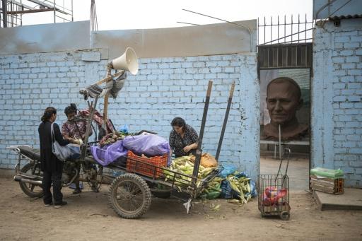 A total of eight people are working on the giant replica of the pope — ERNESTO BENAVIDES / AFP