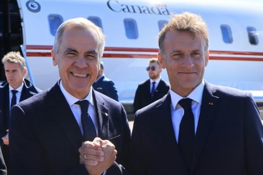 Le Premier ministre canadien Mark Carney (g) accueilli le 20 septembre 2026 par le président français Emmanuel Macron à Saint-Pierre-et-Miquelon — Ludovic MARIN / AFP