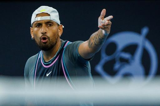 El tenista australiano Nick Kyrgios reacciona tras un punto contra el francés Giovanni Mpetshi Perricard durante un partido del torneo de Brisbane, el 31 de diciembre de 2024 en la ciudad australiana — Patrick Hamilton / AFP