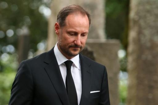 El nuevo rey Haakon VIII encabezó la comitiva fúnebre — Odd ANDERSEN / AFP
