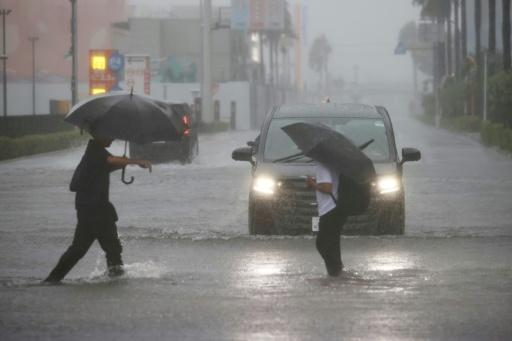 Voos cancelados e pedidos de evacuação por tufão Dujuan no Japão