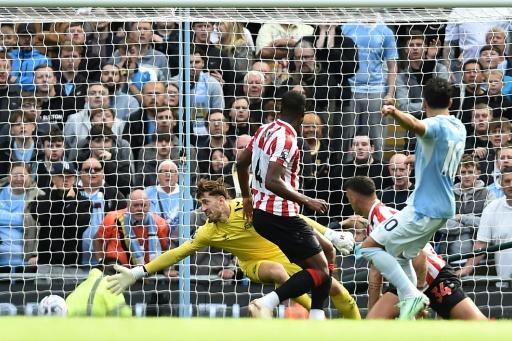 Le milieu français de Manchester City Rayan Cherki marque le deuxième but de son équipe dimanche en Premier League contre Sunderland à l'Etihad Stadium de Manchester. — PETER POWELL / AFP