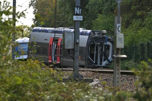Photo le 12 septembre 2026 d'une voiture du TER qui a déraillé la veille à Cléon, en Seine-Maritime,  faisant 44 blessés — GUILLAUME SALIGOT / AFP