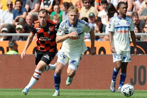 Pablo Pagis (c) avec Lorient lors du match de L1 contre Strasbourg, le 26 avril 2026 à Lorient — Fred TANNEAU / AFP