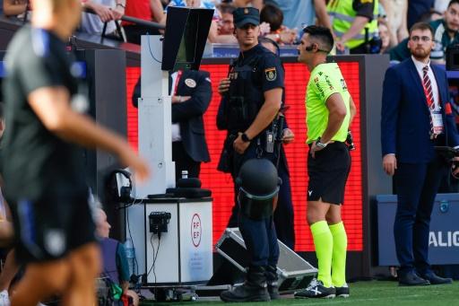 L'arbitre Miguel Angel Ortiz Arias regarde l'écran du VAR lors du derby entre le Real et l'Atletico le 20 septembre 2026 à Madrid — Oscar DEL POZO / AFP