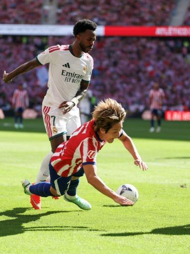Vinicius Junior du Real et Kang-In Lee (presque au sol) de l'Atletico s'affrontent en Liga le 20 septembre 2026 à Madrid — Thomas COEX / AFP