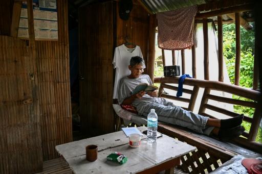 Un habitant dont le village est menacé par un vaste projet de pôle technologique à l'initiative des Etats-Unis, le 2 septembre 2026 à Capas, à une centaine de kilomètres au nord de Manille — Jam STA ROSA / AFP