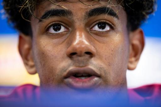 Lamine Yamal habla durante la rueda de prensa posterior al entrenamiento en la ciudad deportiva del FC Barcelona, el 8 de septiembre de 2026 junto a la ciudad española — Josep Lago / AFP