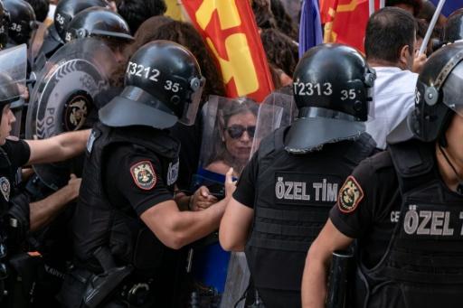 Des manifestants réunis à Izmir, dans le sud de la Turquie, pour protester contre un coup de filet anti LGBT la veille, sont dispersés par la police, le 14 septembre 2026 — Murat Kocabas / AFP