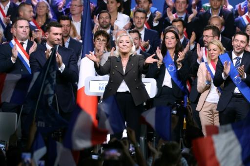 Interdiction du voile: Le Pen veut "le faire de manière progressive"