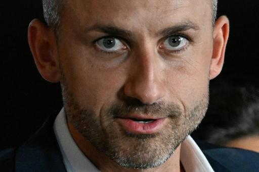Ulrich Siegmund, tête de liste du parti d'extrême droite AfD aux élections régionales de Saxe-Anhalt, répond à une interview à Magdebourg, dans l'est de l'Allemagne, le 6 septembre 2026 — Tobias SCHWARZ / AFP