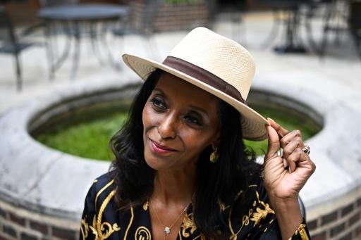 Cette photo, prise le 10 septembre 2026, montre la journaliste et auteure britanno-soudanaise Zeinab Badawi posant pour un portrait à Londres, au Royaume-Uni — Justin TALLIS / AFP
